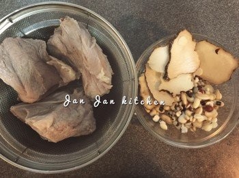 step1: 排骨可預先用少許鹽醃數小時，用時先出水及沖淨。其他材料稍浸洗淨。材料放入鍋內加水，大火滾起再滾15分鐘，收小火煲1小時15分鐘，大概剩餘3碗飲用。有需要可以鹽調味。