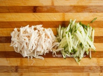 step3: 將<a href="https://bit.ly/3EZL8dD" target="_blank" data-keyword="雞胸" class="guide-link"><strong>雞胸</strong></a> <span style="display:inline-block;vertical-align:middle;margin-top:-3px;color:initial;border-radius:3px;padding:2px 3px;font-size:12px;line-height:14px;background:#87d300;color:#fff;">即買</span> 肉撕成細絲；小黃瓜切絲備用。