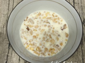 step3: 將燕麥蜂蜜早餐穀片 稍微搗碎或敲碎，
把麵糊倒入，静置 10分鐘