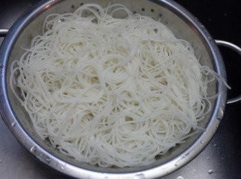 step1: 開中大火，燒熱水，把米粉煮一會，過冷河，待用。
