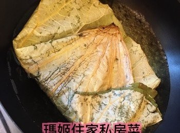 step5: 煲滾水將乾荷葉煲5分鐘取起備用