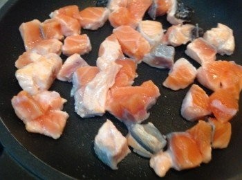 step1: 鮭魚排抹上塩，切小丁狀先煎熟