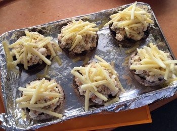 step4: 將拌勻的豆腐餡料釀入蘑菇，鋪上芝士，180c 焗10-15分鐘至芝士金黃即可。