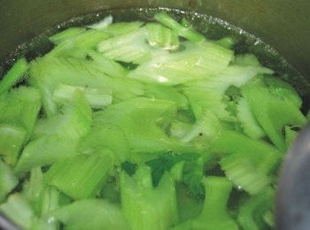 step2: 西芹燙熟，撈出放在冷開水中冷卻，然後瀝幹。