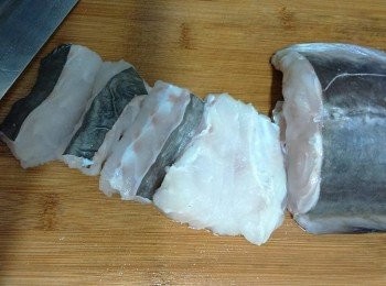 step1: 將門鱔洗淨，先用刀沿中間鱼骨切開两邊魚肉，再直切魚肉