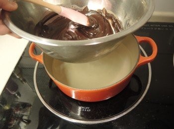 step3: 煲滾一鍋熱水之後熄火，隔着熱水，放上大碗坐溶朱古力，和攪勻一同淡忌廉。