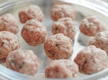 step3: 拿出一小份肉， 搓圓