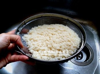 step5: 白米用水沖一沖洗 , 瀝乾水份