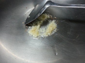 step2: 燒熱鑊用1湯匙油先爆香蒜蓉