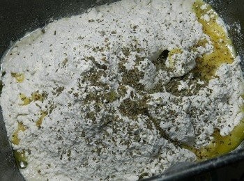 step2: 將水、Classico®香濃白醬口味、酵母、糖、高粉、油、鹽與蘿勒粉加入鋼盆，選用麵團製作，順便完成第一次發酵