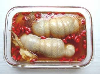 step7: 雞腿肉及雞湯冷卻後,放入紹興酒裡浸泡一晚更入味,喜歡酒香的可以將酒多放一些。