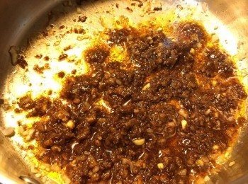 step4: 再加少許油落鑊爆香剩下既蒜蓉、紅蔥蓉，跟住加入沙爹醬、沙茶醬、花生醬以中細炒香