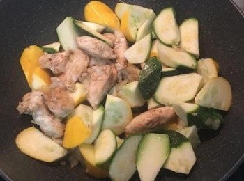 step4: 接著就可下櫛瓜拌炒，並下<span class="group_3">調味料</span>炒勻。