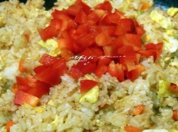 step8: 紅甜椒丁放進去拌炒一下