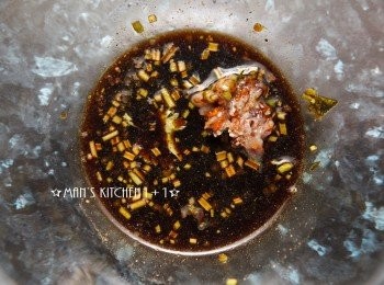 step3: 麵和蚵仔在煮的空檔將醬油、黑醋、油蔥酥、鰹魚粉、香菜梗和白胡椒混合備用。