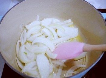 step4: 奶油溶化後放洋蔥下去拌炒~~