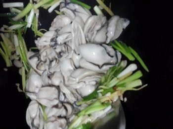 step7: 倒入出佐水的生蠔快快炒勻