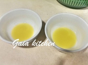 step1: 1.姜先磨成蓉(可用榨汁機)，再用個細既煲湯袋揸晒啲姜汁出來。