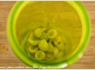 step2: 洗淨綠無籽葡萄後，直接剖半，並放入至果汁機中。