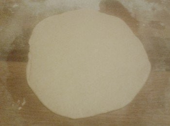 step5: 用擀麵杖擀成薄片，在兩面灑上少許麵粉