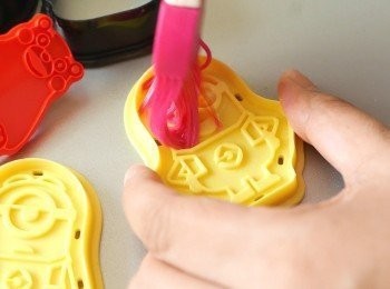 step7: 在掃子上噴上油後，在曲奇模上仔細掃上薄薄的一層油。