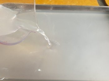 step2: 先將『 智營.金』低糖健康蒸飯煲蒸出的營養米水、檸檬皮及檸香米粒所有材料拌勻，放入雪櫃冷藏至凝固。