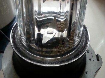 step1: 白胡椒粒用攪拌機打碎(亦可盅碎)待用