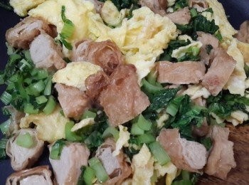 step4: 將雪菜倒入鍋內炒香後加入豆腸煸香,之後倒入剛剛炒好的蛋一起拌炒加入水轉銷火悶煮一下,起鍋前加入鹽與辣椒.完成