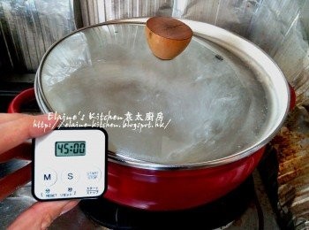 step5: 豬手骨 , 臘鴨脾放入煲內 , 加入適量水用中火煮滾 , 蓋上蓋繼續用中火煲45分鐘