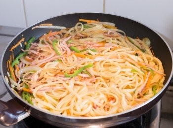 step6: 把鰹魚粉和上一步留下煮意粉的水拌勻，倒入鍋中炒勻。