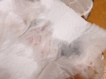 step3: 龍躉腩洗淨去鱗，用廚房紙徹底印乾