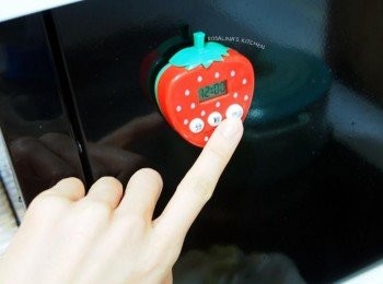 step15: 15.設定12-15分鐘，小火悶煮，關火後，繼續悶15分鐘。 起鍋裝盤後，撒上一些葡萄乾，跟新鮮檸檬汁，味道會很好喔