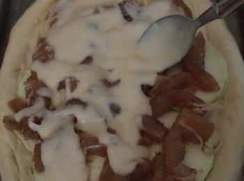 step4: 預熱焗爐200度, 焗盤塗一層薄油, 放上披薩底, 披薩底塗勻忌廉香蒜芝士醬, 鋪上其他材料