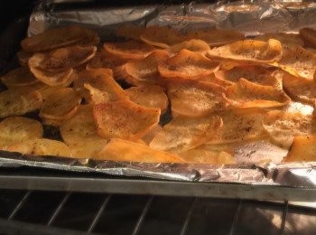 step5: 然後放入已預熱的烤箱，先以160度烤約20分鐘至稍微卷曲，反轉另一面再撒上少許調味料，繼續烤約15-20分鐘至乾脆。