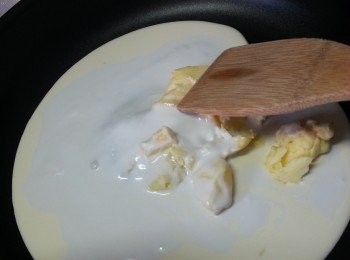 step3: 將C奶黃餡材料:椰奶74g,淡忌廉80g砂糖32g無鹽牛油50g用中火煮至牛油溶解及微煙冒起，邊煮邊攪拌