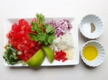 step1: 將所有材料都切碎丁狀,蒜頭切末。喜歡辣或酸一些的,用量可自行做增減。