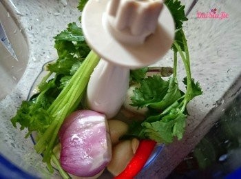 step2: 把蒜頭、乾蔥頭、芫茜、指天椒及１湯匙魚露用食物處理器打碎。如沒食物處理器，則可用刀把材料切細碎。