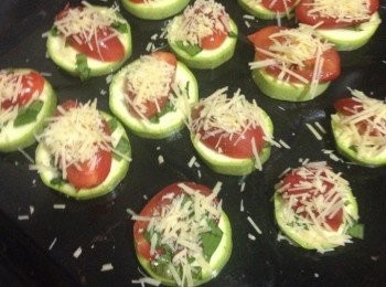 step7: 最後將芝士盡量鋪滿在餡料上。