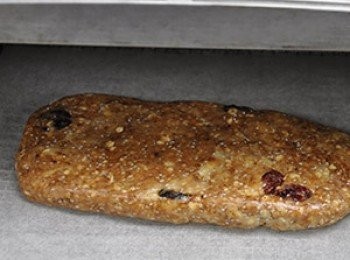 step13: 第一次烘焙:烤箱150度C，30分鐘，讓麵糰表面已成乾硬的狀態，使用刀具將麵糰切割為片狀餅乾，進行第二次烘焙。