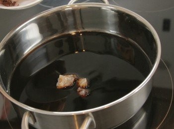 step3: 將冰糖及香料放入滷水料，以大火煮滾。放入所有肉類材料，滾起轉中火炆