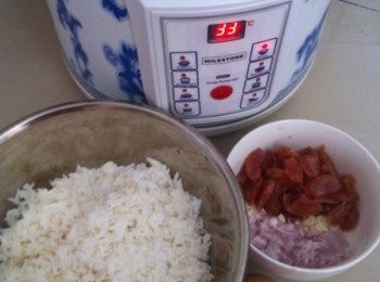 step1: 將臘腸去包衣洗淨切片。