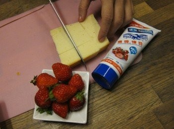 step1: 準備洗好的草莓，鷹牌煉奶，及蛋糕一塊