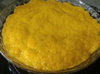 step3: 把粉團平舖在已抹油碟上，用大火蒸約20分鐘。待完全冷卻。