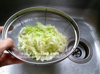 step5: 期間將椰菜切絲 , 放入水中蓋上蓋煮1分鐘至軟身後盛起瀝乾水份