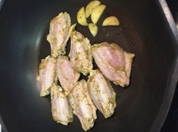 step3: 3.煎<a href="https://bit.ly/3zHU5V3" target="_blank" data-keyword="雞翼" class="guide-link"><strong>雞翼</strong></a> <span style="display:inline-block;vertical-align:middle;margin-top:-3px;color:initial;border-radius:3px;padding:2px 3px;font-size:12px;line-height:14px;background:#87d300;color:#fff;">即買</span> 前 (厚皮果面向下），先放在室溫15至20分鐘，煎至金黃色，咁就食得啦