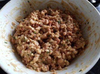 step4: 用麵粉，糖，雞粉，麻油，生粉，胡椒粉，雞蛋撈好，放入雪櫃冷凍1小時