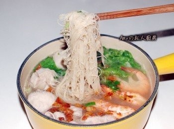 step5: 所有<span class="group_1">食材</span>煮滾後,起鍋前淋上少許的芝麻香油及胡椒粉&油蔥酥和香菜芹菜末即可熄火。