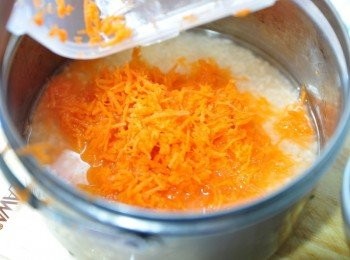 step7: 將洗好的米飯加入等量的水放入內鍋，並將紅蘿蔔泥放入內鍋