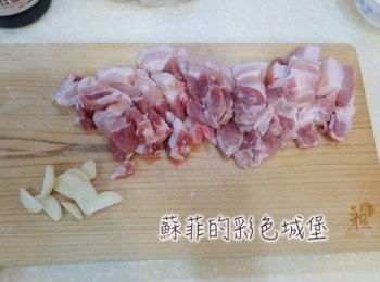 step1: 五花肉洗淨切片，蒜頭切成片。