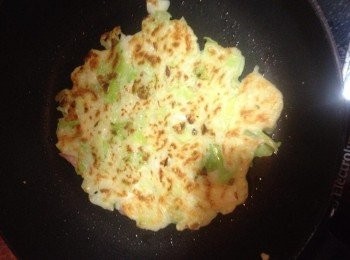 step6: 待兩邊煎好後即可上碟。食用前在煎餅上加上蛋黃沙律醬及木魚碎即可食用 (如家中有豬扒醬/燒餅汁或海苔，加在煎餅上味道就更加好。.